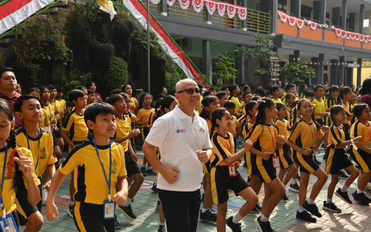 Wamendikdasmen Atip Latipulhayat, melakukan peninjauan di SD Saraswati 6 Denpasar untuk melihat langsung bagaimana penerapan KAIH, Selasa, (198). 