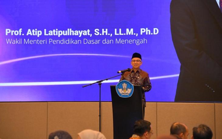 Wamendikdasmen, Atip Latipulhayat, saat membuka Rapat Koordinasi (Rakor) Badan Standar Kurikulum dan Asesmen Pendidikan (BSKAP) tahun 2025, di Bekasi, Kamis (18/12).