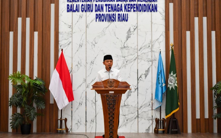 Wamendikdasmen Fajar Riza Ul Haq, dalam kegiatan dialog bersama kepala sekolah SMA/SMK se-Kota Pekanbaru serta pemberian arahan dalam Pelatihan Peningkatan Kompetensi Guru jenjang SD, SMP, dan SMA/SMK pada Sabtu (3/5).