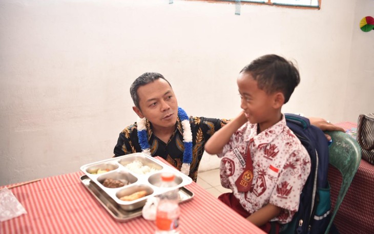 Wamendikdasmen saat meninjau pelaksanaan Program Makan Bergizi Gratis (MBG) di sekolah-sekolah dasar penerima manfaat. 