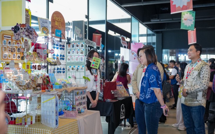Wakil Menteri Ekonomi Kreatif, Irene Umar, meninjau booth di Art Party 2025 yang berlangsung di Brickhall, Fatmawati City Center Jakarta, Sabtu (6/12/2025).