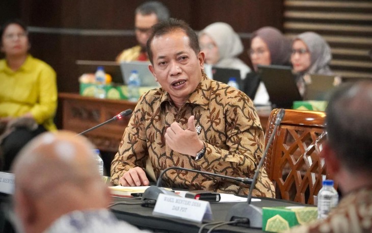 Wamenkop Ferry saat memimpin Rapat Koordinasi (Rakor) lintas Kementerian/Lembaga dan BUMN terkait Skema dan Mekanisme Pembiayaan Kopdes/ Kel Merah Putih di Jakarta, Jumat (22/08).