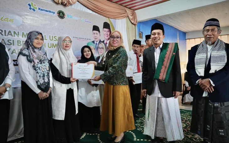Wamenkop Farida Farichah saat pemberian modal kerja kepada Mitra Usaha Koperasi Berkah Ummat Al-Musyarrofah, Cianjur, Jawa Barat (Jabar), Kamis (4/12/2025).