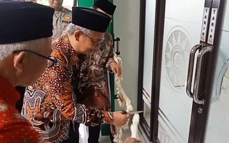 Sekertaris PP Muhammadiyah M. Izzul Muslimin saat potong pita peresmian klinik