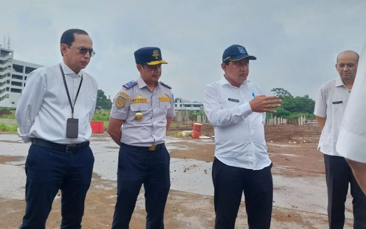 Plh Wali Kota Depok, Chandra Rahmansyah, melakukan kunjungan ke proyek Terminal Terpadu Margonda di area Stasiun Depok Baru didampingi oleh Kepala Bappeda Dadang Wihana dan Kepala Dishub Zamrowi. Rabu (26/2)