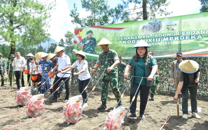 Kasdam XIII Merdeka Brigjen TNI Yustinus Nono Yulianto saat melakukan penanaman jagung perdana di lahan ketahanan pangan Kodam XIII Merdeka