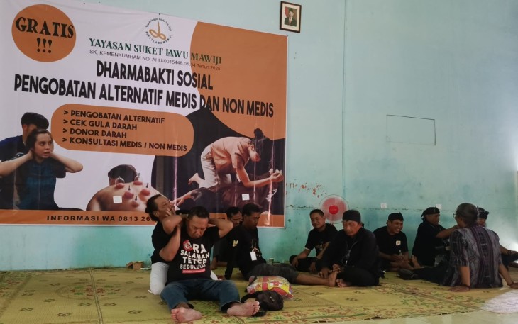 Kegiatan baksos pengobatan alternatif dan layanan kesehatan gratis yang digelar Yayasan Suket Lawu Mawiji, di GOR Cangakan, Karanganyar, Minggu (12/10/2025).