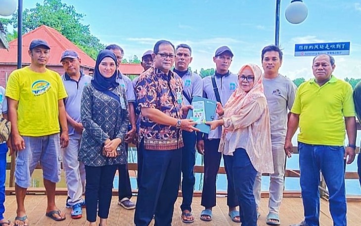 Ketua pengurus YETHAS saat Menyerahkan Berkas Permohonan Pendaftaran Pekerja, untuk ikut dalam Kepesertaan BPJS ketenagakerjaan