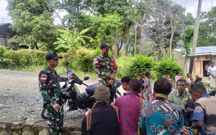 Satgas Pamtas RI-RDTL Sektor Barat Yonarhanud 15/DBY saat kegiatan pembinaan wawasan kebangsaan di Dusun Oebinose, Desa Tasinifu, Kecamatan Mutis, Kabupaten Timor Tengah Utara (TTU), Nusa Tenggara Timur (NTT).