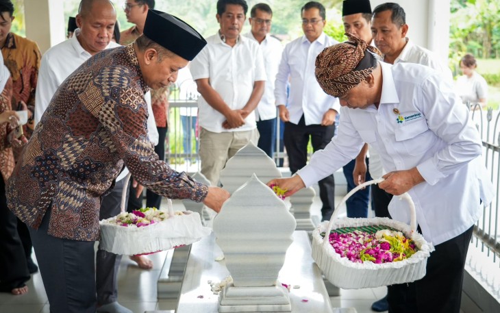 Menteri Koperasi (Menkop) Budi Arie Setiadi bersama Wakil Menteri Koperasi (Wamenkop) Ferry Juliantono saat Ziarah ke Makam R.M. Margono Djojohadikusumo.