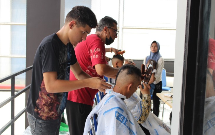 Rudenim Medan Gelar Pangkas Rambut dan Makan Bergizi Gratis dalam Rangka Semarak HUT RI ke-80