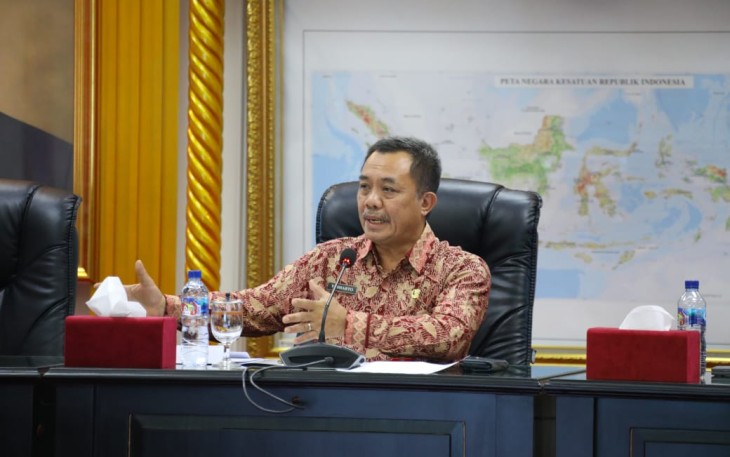 Kepala BSKDN Yusharto Huntoyungo saat memimpin Rapat Percepatan Pertumbuhan Ekonomi Daerah di Ruang Sidang Utama (RSU) Kantor Kemendagri pada Jumat, 3 Januari 2025. 