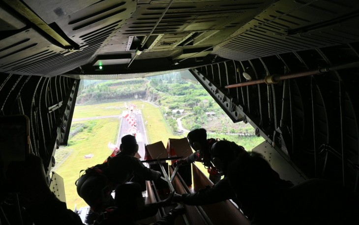 TNI Dropping Logistik dengan Metode Airdrop di Gayo Lues