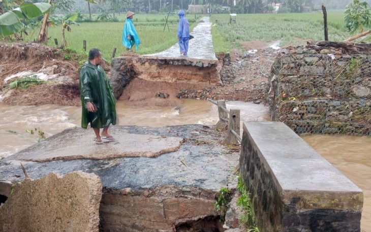 Kondisi jembatan yang terputus akibat banjir di Kabupaten Trenggalek, Jawa Timur, Minggu (29/6)