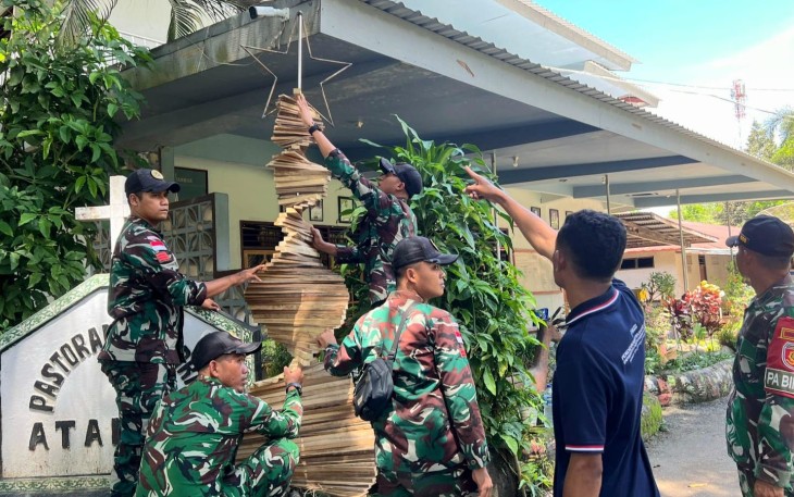 Satgas Pamtas Yonarmed 12 Kostrad Laksanakan Karya Bakti di Gereja Katedral