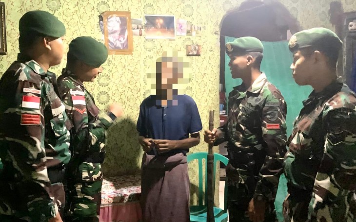 Warga Lakmanen Selatan Serahkan Senjata Api ke TNI