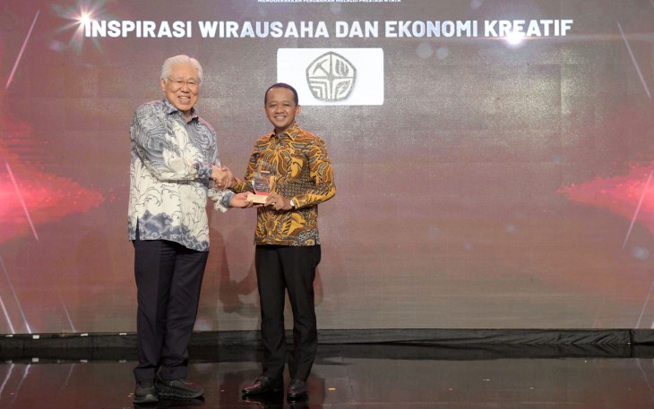 Menteri ESDM Bahlil Lahadalia saat menerima penghargaan 