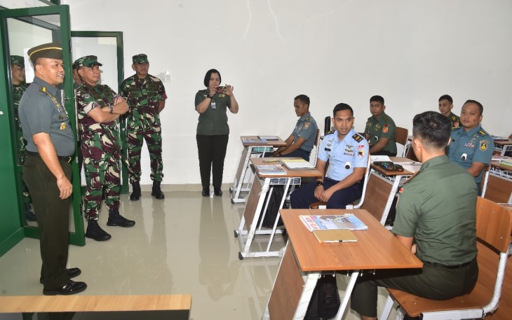  Panglima TNI Jenderal TNI Agus Subiyanto meninjau langsung pelaksanaan Kursus Intensif Bahasa Prancis bagi Personel TNI Pengawak Alutsista TA 2025, bertempat di Akademi Militer (Akmil) Magelang, Jawa Tengah, Jumat (9/5/2025).