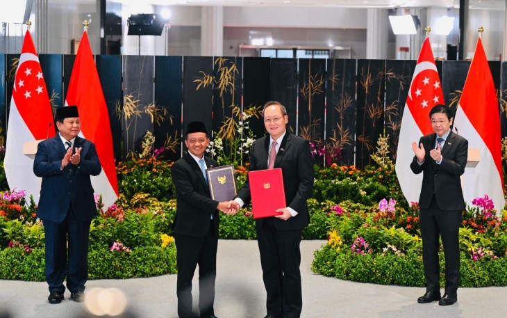 Memorandum of Understanding (MoU) terkait Zona Industri Berkelanjutan (Sustainable Industrial Zone) oleh Menteri ESDM Bahlil Lahadalia dan Menteri Energi dan Ilmu Pengetahuan & Teknologi Singapura Tan See Leng, disaksikan langsung oleh Presiden Republik Indonesia Prabowo Subianto, dan Perdana Menteri Singapura Lawrence Wong di Singapura, Senin (16/6) waktu setempat
