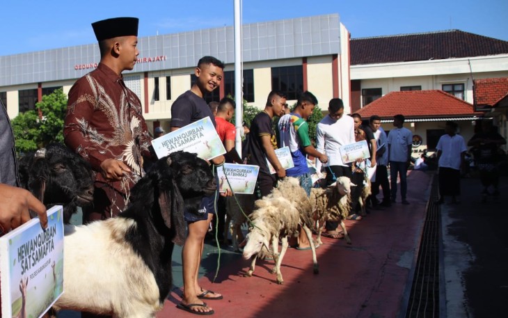 Penyerahan hewan kurban secara simbolis di halaman Mapolres Karanganyar, Jumat (6/6/2025)