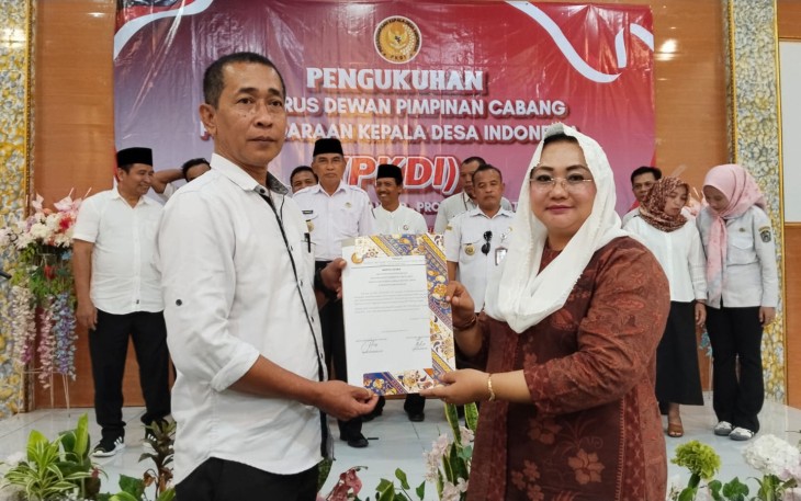 akub Ardani (kiri) saat dilantik sebagai Ketua DPC PKDI Karanganyar oleh Ketua DPD PKDI Jawa Tengah, Musyarokah, di Hotel Permata Sari, Rabu (12/11/2025)