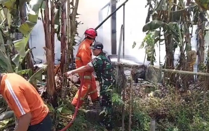 Babinsa dan Damkar Trenggalek Berjibaku Padamkan Api di Dapur Rumah Warga Kerjo
