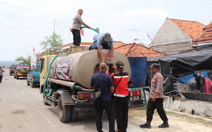 Polres Sumenep Salurkan Bantuan Air Bersih untuk Warga Desa Pinggirpapas