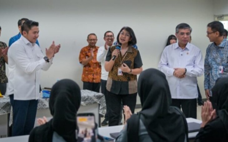 Sekretaris Kabinet (Seskab) Teddy Indra Wijaya meninjau langsung pelaksanaan Program Magang Nasional di salah satu perusahaan besar swasta, PT Denso Indonesia, Kabupaten Bekasi, Jawa Barat