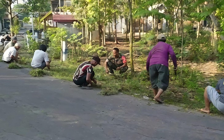 Babinsa Bangunsari dan Warga saat Gelar Kerja Bakti Bersihkan Selokan