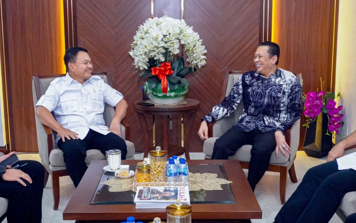 Anggota Komisi III DPR RI dan Wakil Ketua Umum Bidang Hubungan Antar Lembaga Partai Golkar Bambang Soesatyo bertemu Penasihat Khusus Presiden Bidang Pertahanan Nasional Jenderal TNI (Purn) Prof. Dudung Abdurachman, di Jakarta, Rabu (12/2/2025)