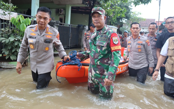 TNI-Polri Bagikan Makanan ke Warga Terdampak Banjir di Sawangan Depok