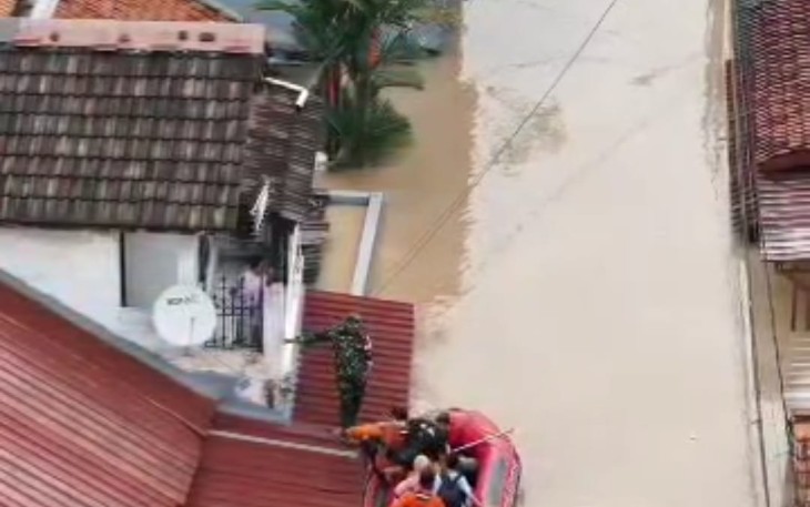 Personel Kodim 0507/Bekasi Tanpa Kenal Lelah Bantu Korban Banjir