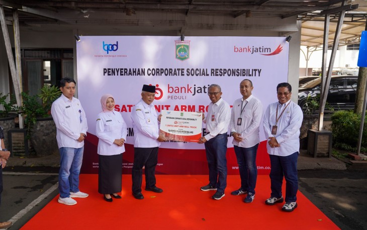 Bank Jatim Serahkan CSR Arm Roll Truck ke Pemkab Malang