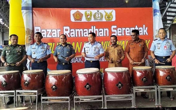 Bazar Ramadan TNI 2025 Resmi Dibuka, Pangkoopsud III Tabuh Tambur Bersama Pemda Biak Numfor