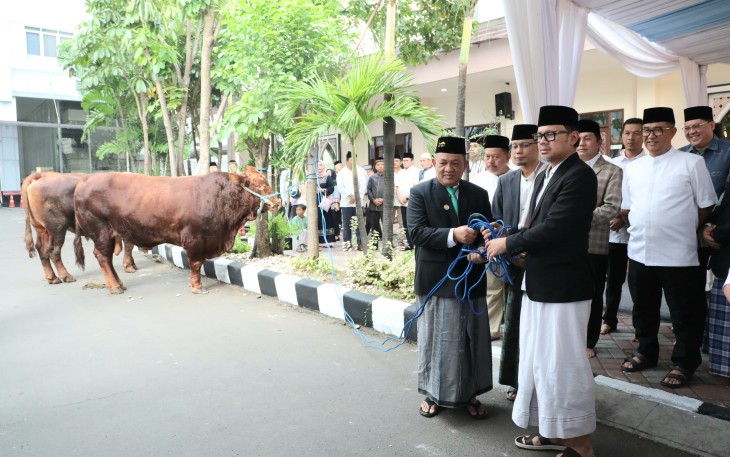 Wamendagri Serahkan Hewan Kurban Kemendagri dan BNPP