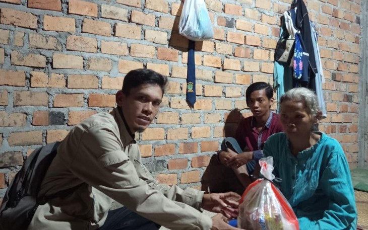 Polsek Belitang III Bagikan Bansos Kepada Warga Kurang Mampu