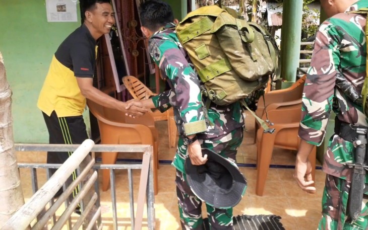 Rasa bahagia terpancar diwajah Maimunah (42) dan keluarga saat menyambut kedatangan lima personel Satgas TNI Manunggal Membangun Desa (TMMD) ke 123 Kodim 0407/Kota Bengkulu yang akan tinggal di rumahnya selama pelaksanaan TMMD di Desa Tengah Padang Kecamatan Talang Empat Kabupaten Bengkulu Tengah, Kamis (20/2/25)