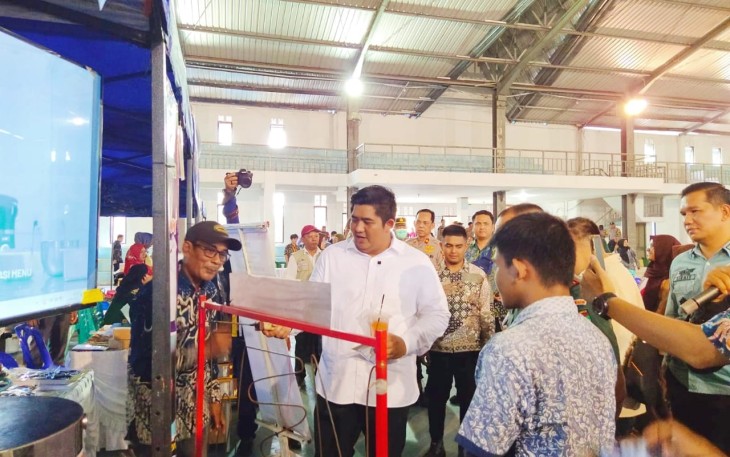 Bupati Bintan Roby Kurniawan S.P.W.K., saat meninjau bazar di GOR Relief Antam Kijang, Kamis (21/08/2025) kemarin.