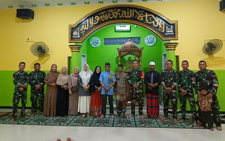 Foto bersama satgas TMMD bersama warga jamaah Masjid Ibadurrahman usai berbuka puasa yang di rangkaikan dengan sholat Maghrib
