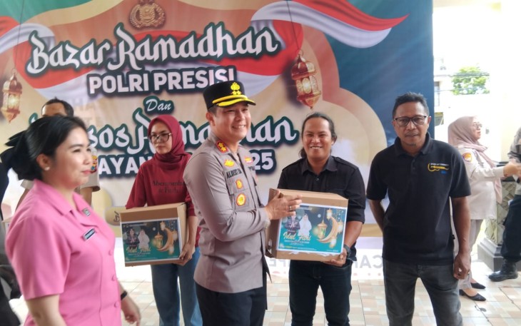 Kapolres Bitung, AKBP Albert Zai, SIK.,MH saat menyerahkan bingkisan kepada perwakilan wartawan mitra Polres Bitung pada kegiatan Bazar Ramadhan Polri Presisi dan Baksos Ramadhan Bhayangkari 2025 di Lobi Mapolres Bitung