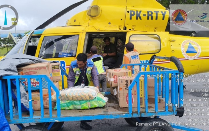 Petugas melakukan pengiriman logistik ke beberapa wilayah terdampak di Provinsi Sumatera, Sabtu (13/12). Sumber: BNPB.