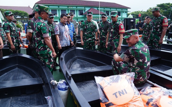 Asisten Logistik (Aslog) Panglima TNI Mayjen TNI Candra Wijaya mewakili Panglima TNI Jenderal TNI Agus Subiyanto menyerahkan secara simbolis Alat Angkut Air Boat Polyetylene bantuan Panglima TNI dalam rangka Tanggap Penanggulangan Bencana Alam Banjir 