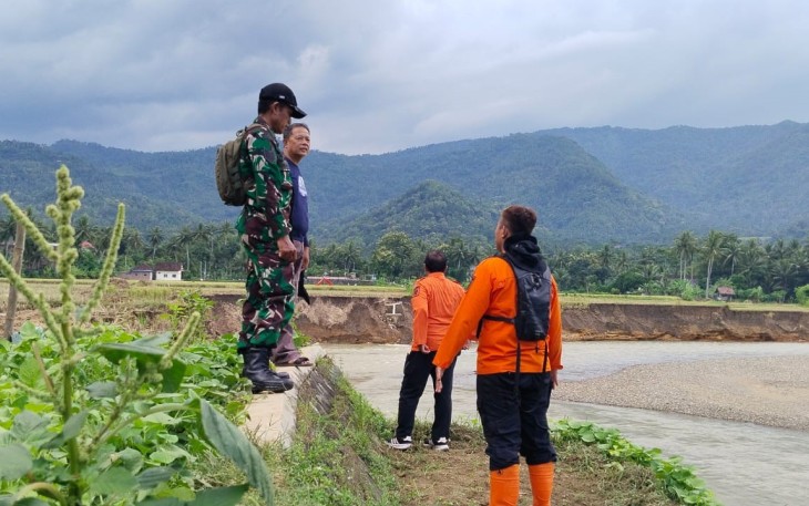 TNI dan BPBD Trenggalek Bergerak Cepat! Saluran Irigasi Jebol