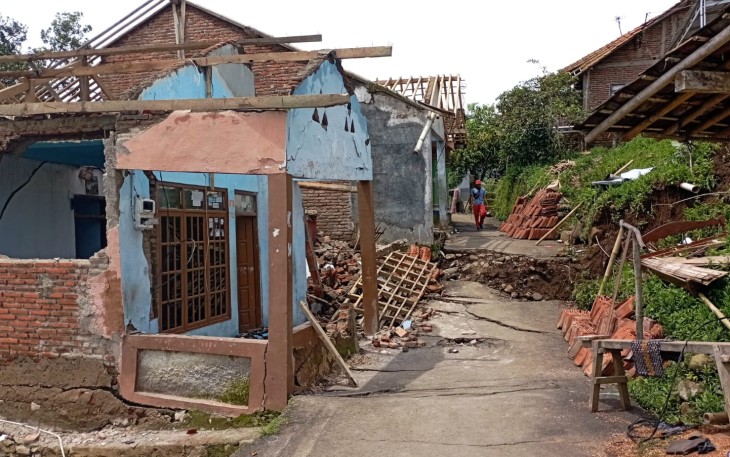 Kondisi rumah rusak akibat terdampak pergerakan tanah di Desa Mendala, Kecamatan Sirampog, Kabupaten Brebes, Jawa Tengah, Kamis (17/4). Foto: BPBD Kabupaten Brebes