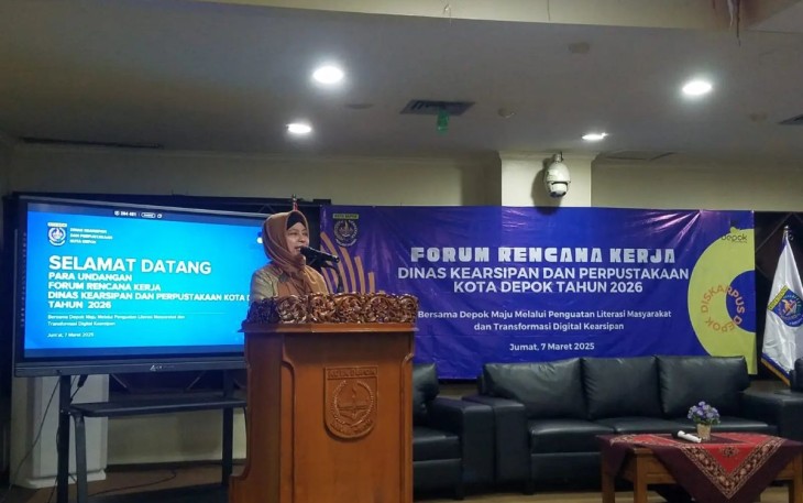 Staf Ahli Wali Kota Depok Bidang Sumber Daya Manusia (SDM) dan Kemasyarakatan, Diah Sadiah saat membuka Forum Rencana Kerja Dinas Kearsipan dan Perpustakaan (Diskarpus) Kota Depok di Aula Gedung Perpustakaan, Jumat (07/03)