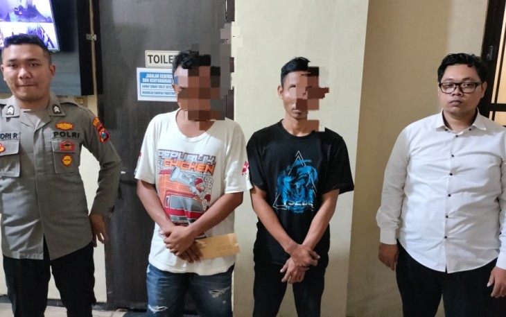 dua tersangka (tengah) saat diamankan