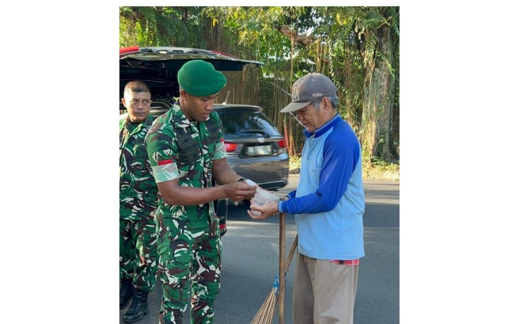 Personil Kodam XIII Merdeka saat membagikan makanan pada masyarakat