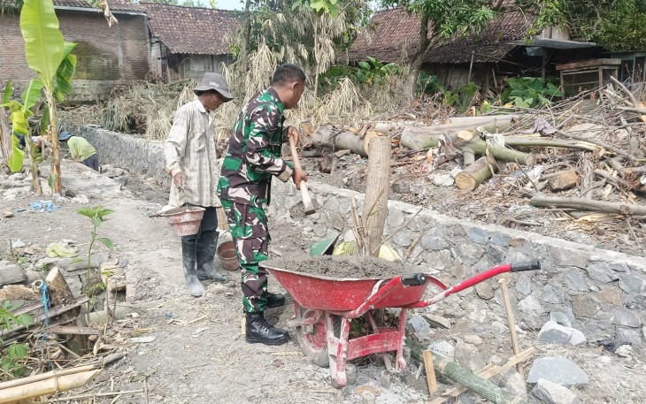Babinsa Koramil Pilangkenceng Melaksanakan Karya Bakti Pembuatan Talut Saluran Air