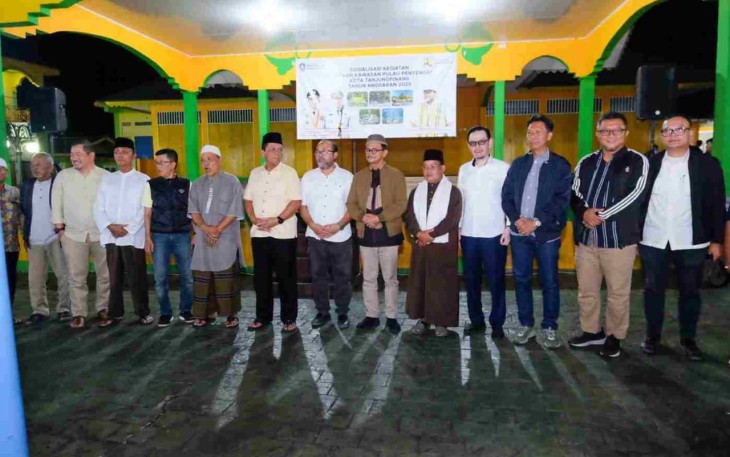 Wakil Wali Kota Tanjungpinang, Raja Ariza, menghadiri sosialisasi rencana penataan kawasan Pulau Penyengat tahap III tahun 2025, yang digelar Pemerintah Provinsi Kepulauan Riau (Kepri) bersama Kementerian PUPR, di Balai Kelurahan Penyengat, Senin (11/8)