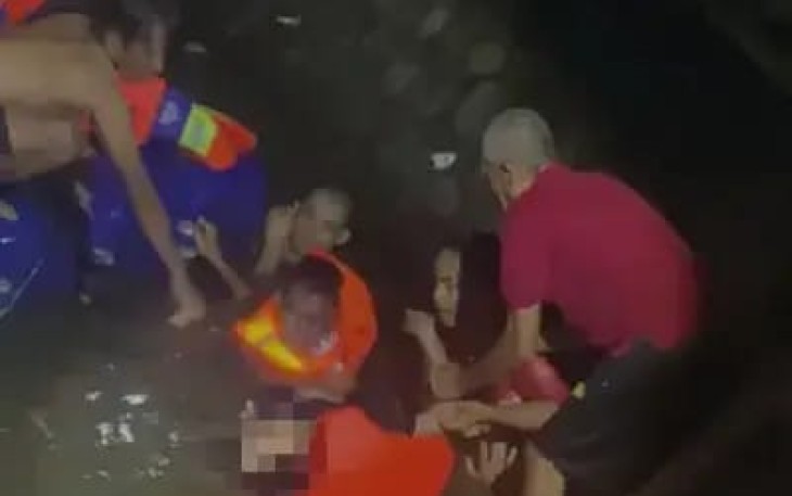 Petugas Damkar Depok saat mengevakuasi korban yang tenggelam di Situ Asih Pulo, Kelurahan Rangkapan Jaya, Kecamatan Pancoran Mas, Selasa (28/01/25)